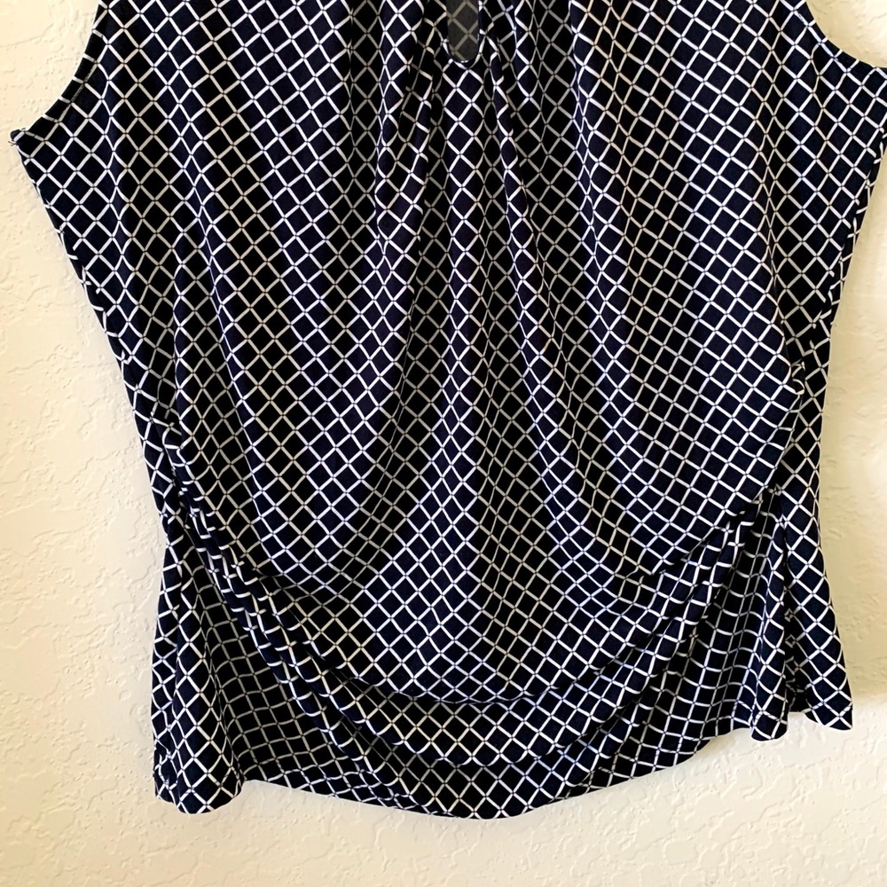 Sleeveless Blouse - Picture 5 of 6